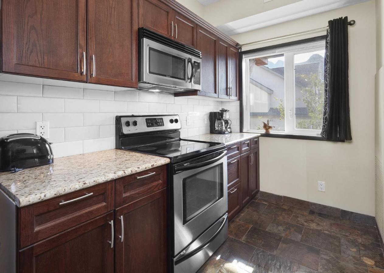 Sundance Suite - Beautiful Condo With Open Pool And Hot Tub Canmore Exterior photo